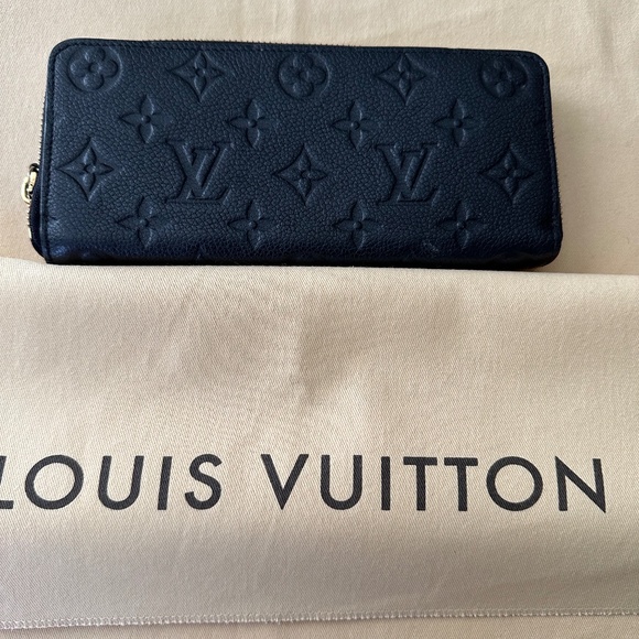 Louis Vuitton Handbags - Louis Vuitton Black Signature Leather Zippy Wallet - Excellent Condition
